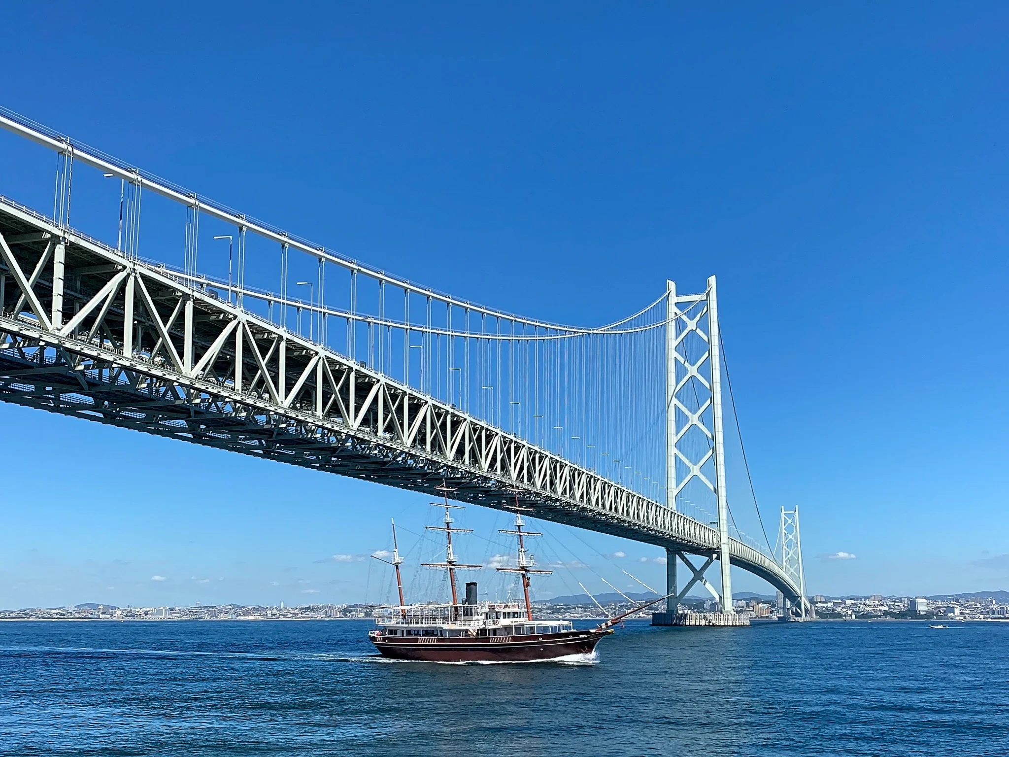 明石海峡大桥与桥下海域